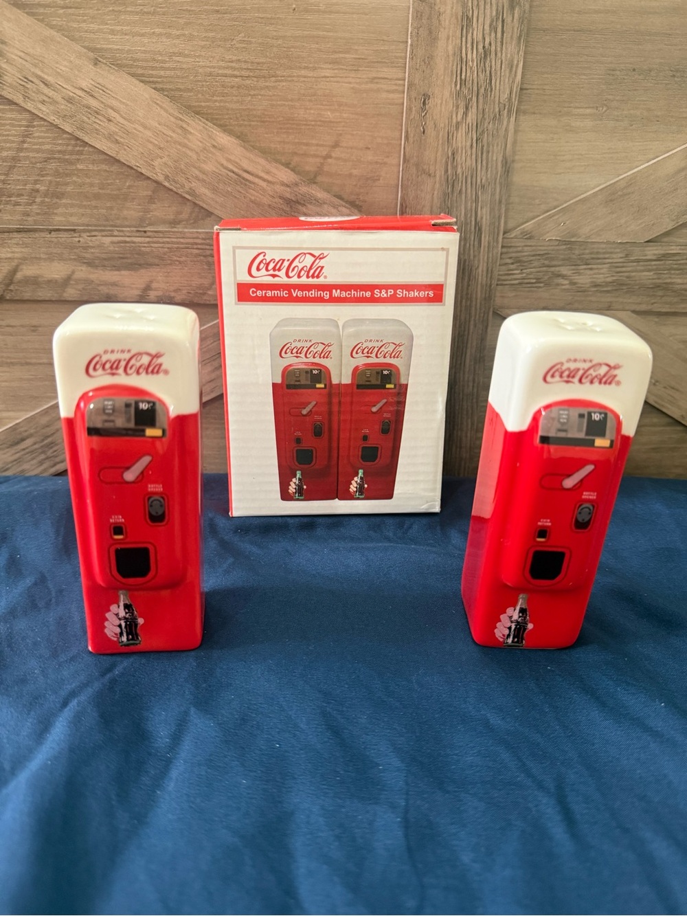 Coca Cola Red and White Ceramic Vending Machine Salt & Pepper Set